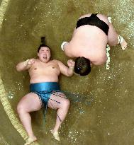 Terunofuji still tied for lead at summer sumo meet