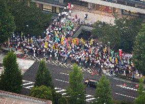 Protesters rally in Tokyo against security bills