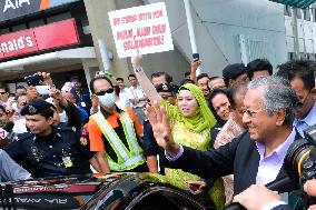 Malaysia's Mahathir says ready to face police probe