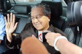 Malaysia police question Mahathir over alleged antigov't remarks