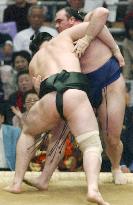 Bulgarian Kotooshu beats Russian Roho in spring sumo
