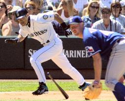 Ichiro 1-for-5, stretches hitting streak to 5 games