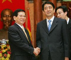 Abe talks with Vietnamese President Triet