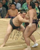 Asashoryu moves closer to 5th title in Kyushu