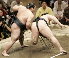 Tochiazuma keeps his lead at New Year sumo