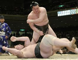 Hakuho, Asashoryu still even on 12th day of New Year sumo