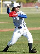 Japanese female knuckleballer in Arizona Winter League opener