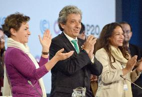 Delegates agree on climate deal at Lima talks