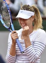 Sharapova advances to French Open 4th round