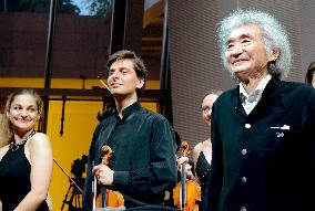 Maestro Ozawa conducts in Paris