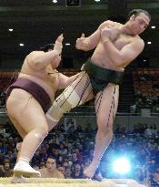 Kotooshu beaten by Miyabiyama in Osaka sumo tourney