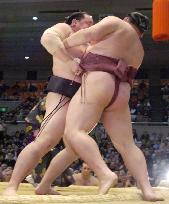 Asashoryu flogs Futeno for 1st win at spring sumo