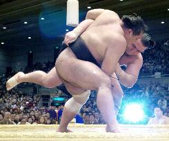 Tochiazuma toppled for first defeat by Kotooshu