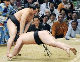 Asashoryu, Hakuho stay spotless at spring sumo