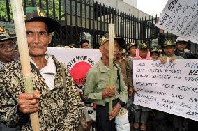 Former war laborers protest Japan embassy in Jakarta