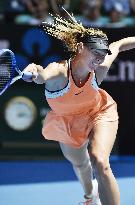 Williams beats Sharapova in Australian Open quarterfinals