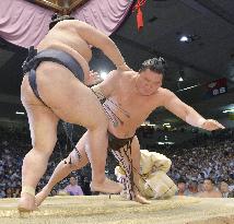 Hakuho succumbs to Kisenosato