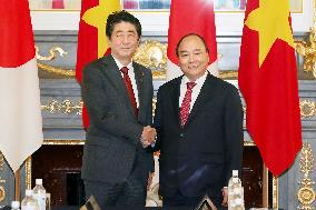 Japanese, Vietnamese prime ministers hold talks in Tokyo