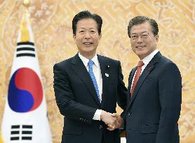 Moon, Abe's coalition partner meet in Seoul