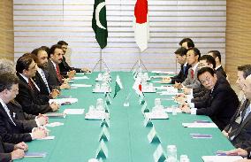 Pakistani President Zardari talks with Prime Minister Aso