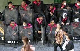 Armed Thai troops deployed in Bangkok business zone