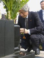 (2)Koizumi visits tomb of former Prime Minister Fukuda
