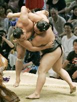 Asashoryu beats Takamisakari at Nagoya sumo