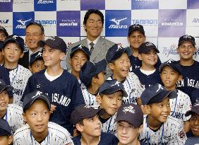 N.Y. Yankees' Matsui meets Japanese, U.S. little leaguers