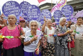 Filipino "comfort women" lead rally as Japanese emperor meets Aquino