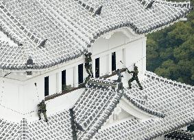 Year-end cleaning at Himeji Castle