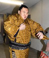 Sumo: Hakuho stays 2 wins clear in Fukuoka