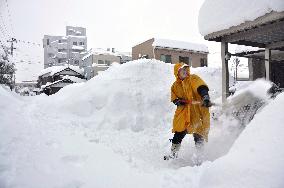 Heavy snow hits Sea of Japan coast