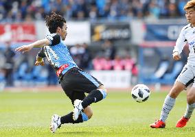 Soccer: Gamba fall to 3rd straight league defeat