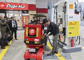 Gas stop-pizza shop in Japan