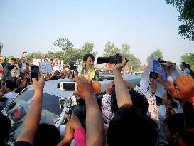 Suu Kyi in election campaign