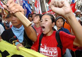 Anti-Arroyo protesters driven back by riot police