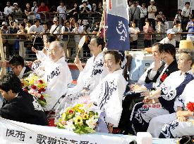 Kabuki actors take part in annual cruising on Osaka river