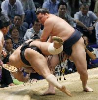 Hakuho, Kotomitsuki sitting pretty in lead at Nagoya sumo