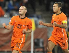 Netherlands beat Uruguay 3-2 to reach finals