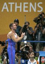 Horizontal bar final marred by booing fans