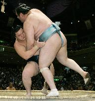 Hakuho gets 4th win at autumn sumo