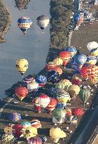 Int'l hot-air balloon festival opens in Saga