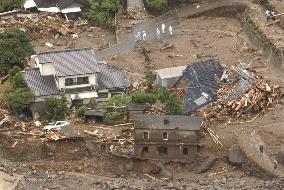 (1)2 die, more than 10 missing in mudslides in Kyushu
