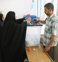 Iraqis go to polls for referendum on new constituion