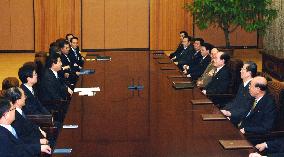 S. Korean Pres. Roh holds talks with N. Korea's Kim Yong Nam