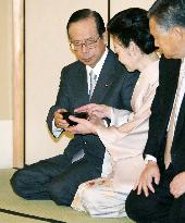 PM Fukuda enjoys tea ceremony