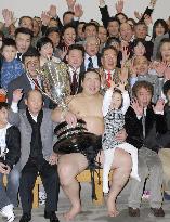 Asashoryu wraps up New Year sumo on winning note