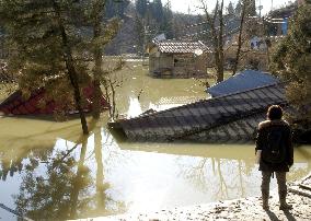 (1)Media members visit quake-isolated Yamakoshi village