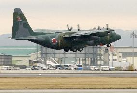 (1)Japan sends plane to airlift supplies to tsunami-hit Indonesi