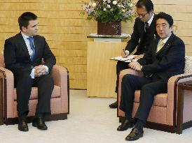 Abe meets with Ukrainian foreign minister